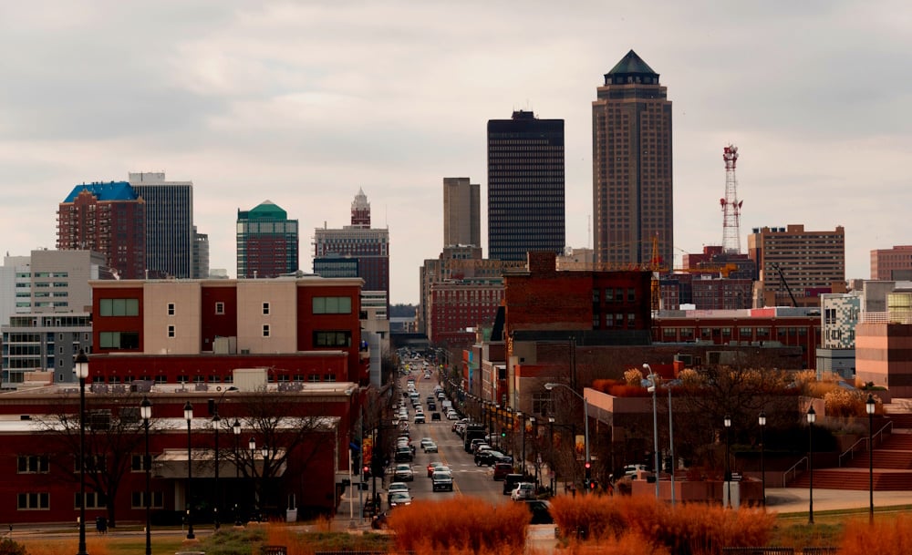 downtown-des-moines-iowa-midwest-big-city-main-str-2021-08-26-22-38-10-utc